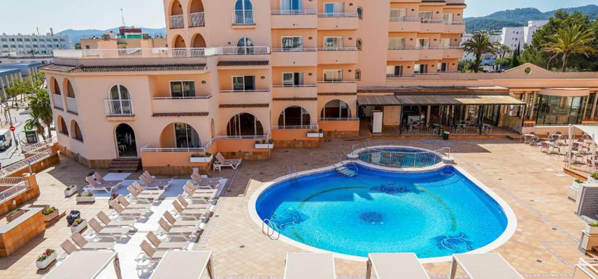 Британская туристка погибла, упав с балкона отеля Rosamar в Испании