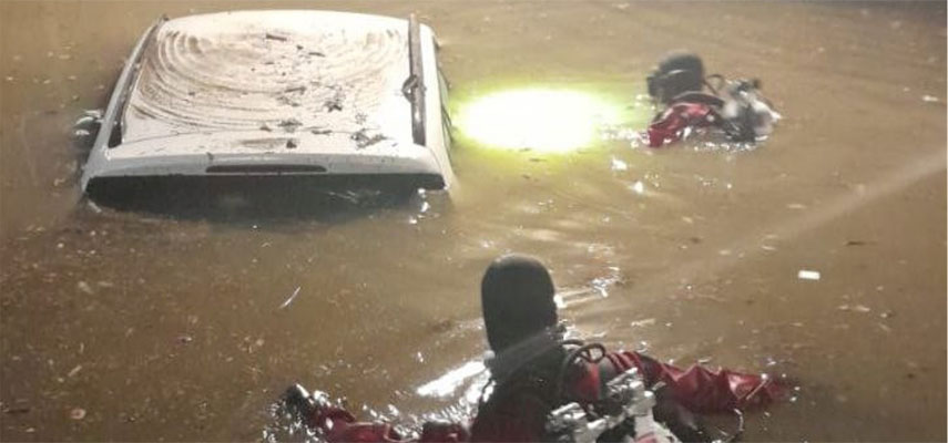 Пожарные в Матаро провели спасательную операцию, освободив водителя из затонувшего авто