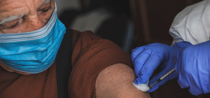 Испания начнет вводить четвертую дозу вакцины от Covid престарелым и людям старше 80 лет