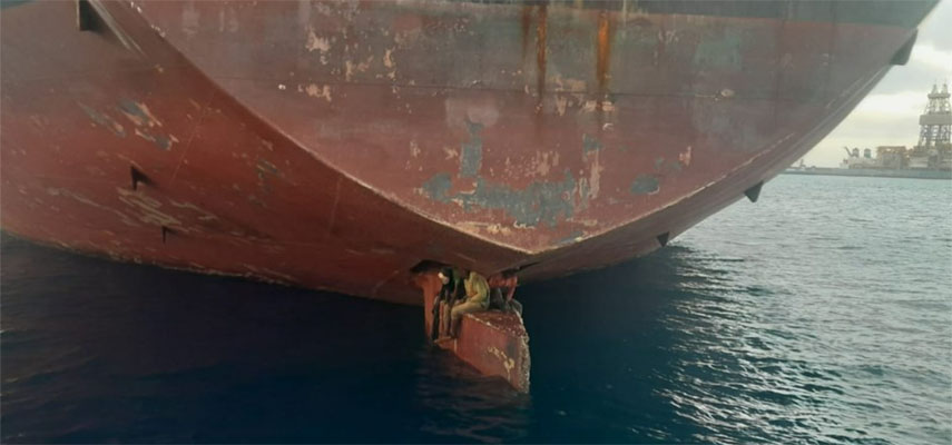 Трое мигрантов пережили опасное плавание из Нигерии на Канарские острова на руле танкера