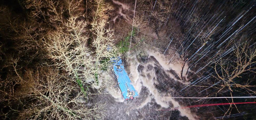 Шесть человек погибли после того, как автобус упал с 30 метров с моста в реку в Испании