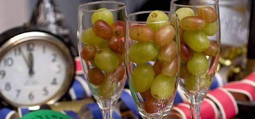 Двенадцать виноградин удачи - это любимая традиция в Испании