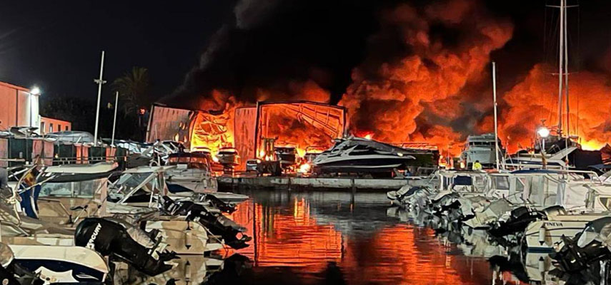 В результате пожара в порту Бахадилья было уничтожено около 80 лодок
