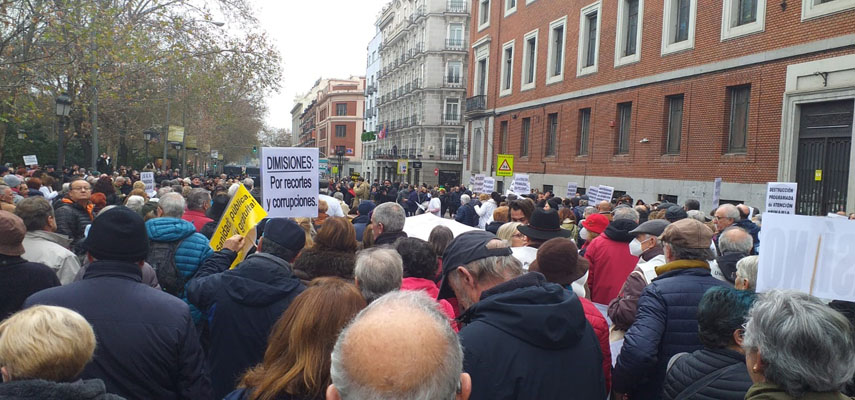 Медицинские работники в Мадриде устроили масштабную акцию протеста