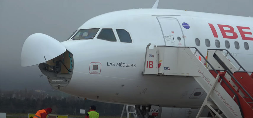 Молния попала в пассажирский самолет Iberia, когда он заходил на посадку