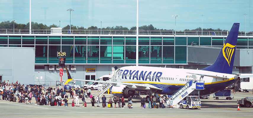 Инспекция труда оштрафовала Ryanair за невыплату минимальной зарплаты бортпроводникам