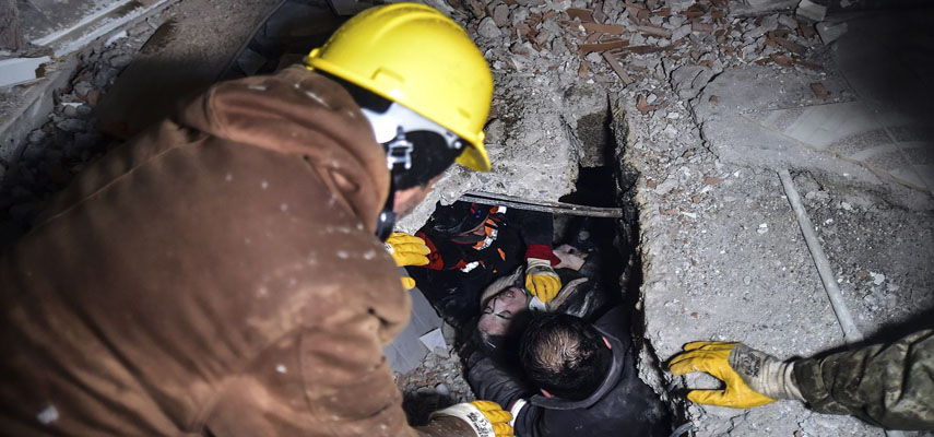 Пожарные из Испании нашли двух выживших человек под завалами в Турции