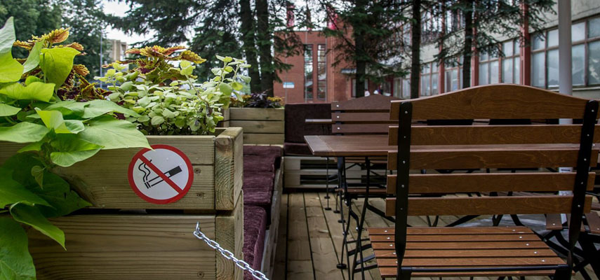 На террасах баров и ресторанов в регионе Валенсия все еще действует запрет на курение