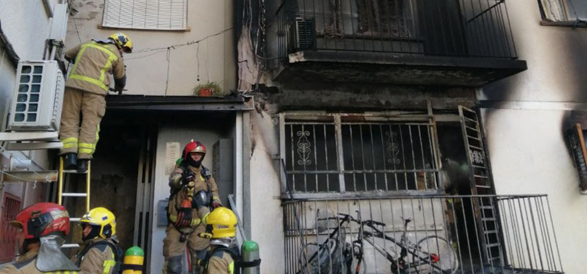 Сильный пожар охватил здание в Жиронесе, в результате чего пострадали 23 человека