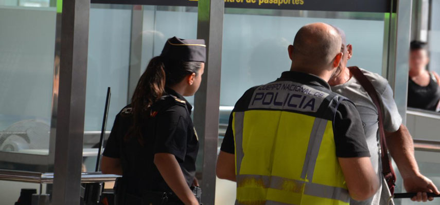 Трое мужчин арестованы за ограбление путешественников в аэропорту Валенсии