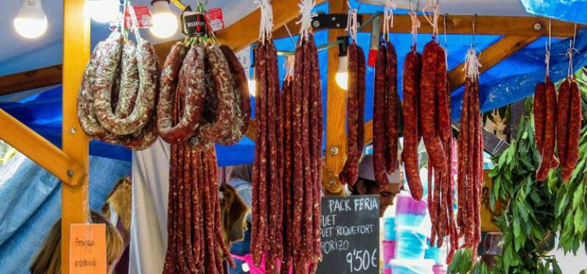 В Испании 16 человек заболели, съев колбасу чоризо, зараженную личинками
