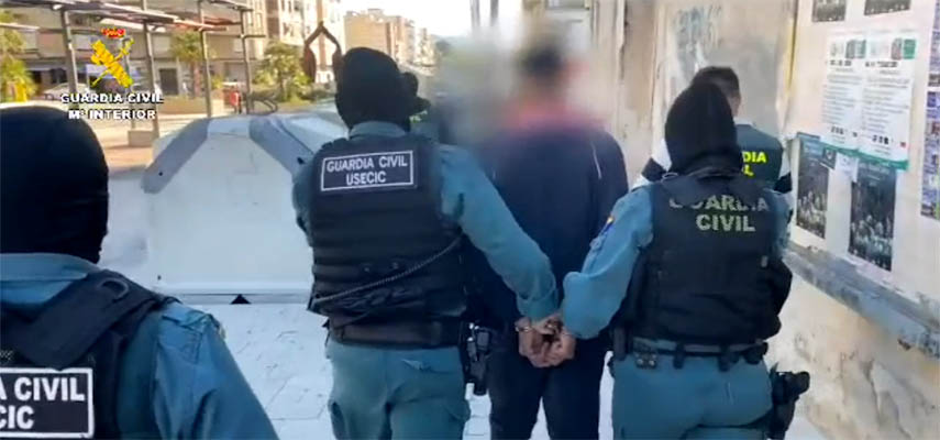 В Испании полиция арестовала бандитов, угрожавших водителям автоматом АК-47, чтобы украсть их авто