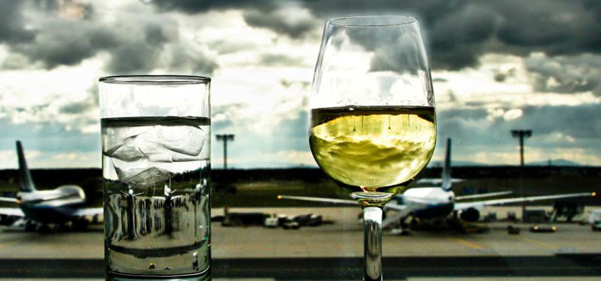 Авиакомпании будут следит за тем, чтобы пассажиры не пили слишком много алкоголя