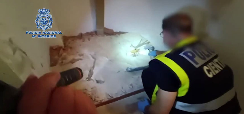 Полицейские обнаружили на мумифицированном трупе Сиборы Гагани нож в крови и букет цветов