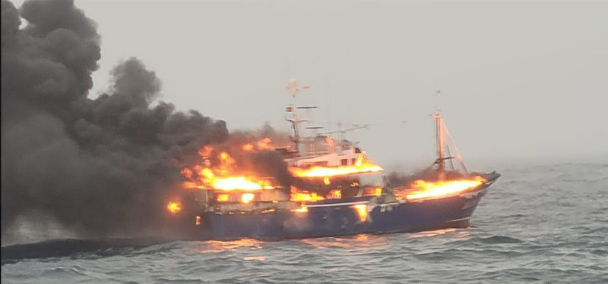 Экипаж галисийского рыболовного судна спасен после того, как на борту вспыхнул пожар