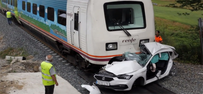 Поезд врезался в автомобиль с тремя пассажирами на железнодорожном переезде в Луго