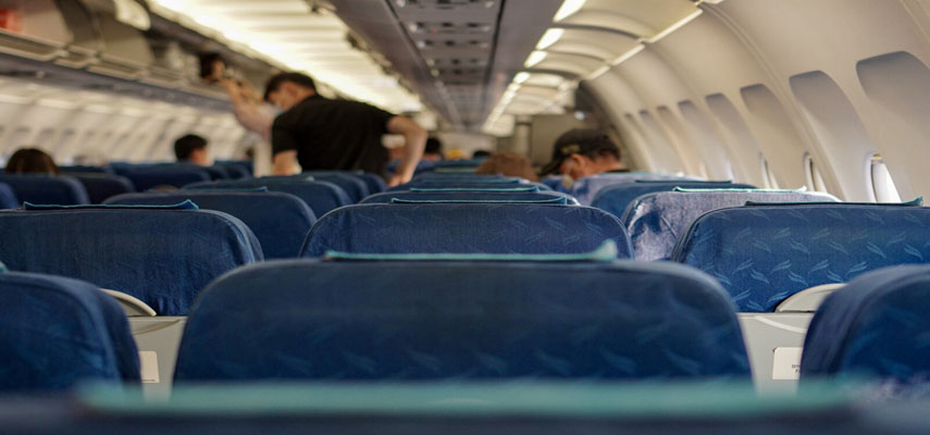 Пассажиры связали пьяного испанца, хотевшего открыть дверь самолета, летевшего из Аликанте