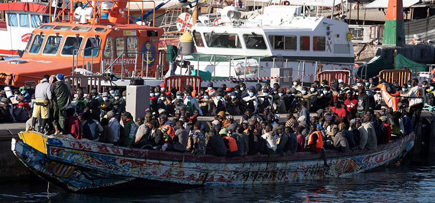 Власти Испании перевозят мигрантов с Канарских островов на материковую часть страны