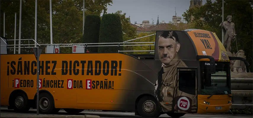 PSOE угрожает Hazte Oír иском из-за автобуса, на котором изображен Санчес в костюме Гитлера