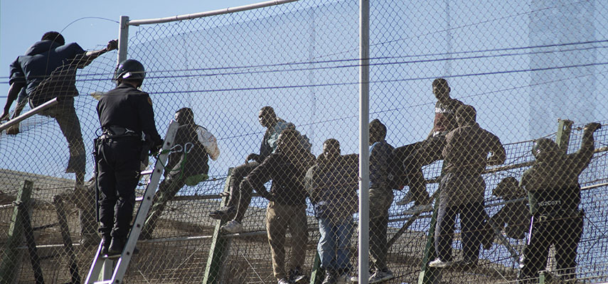 Около 100 мигрантов из Марокко попытались нелегально проникнуть в испанский город Мелилья