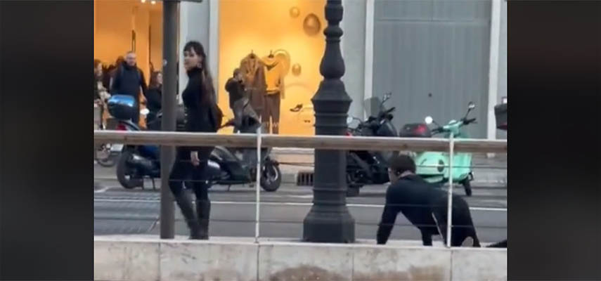 В Валенсии женщина гуляла с мужчиной на собачьем поводке