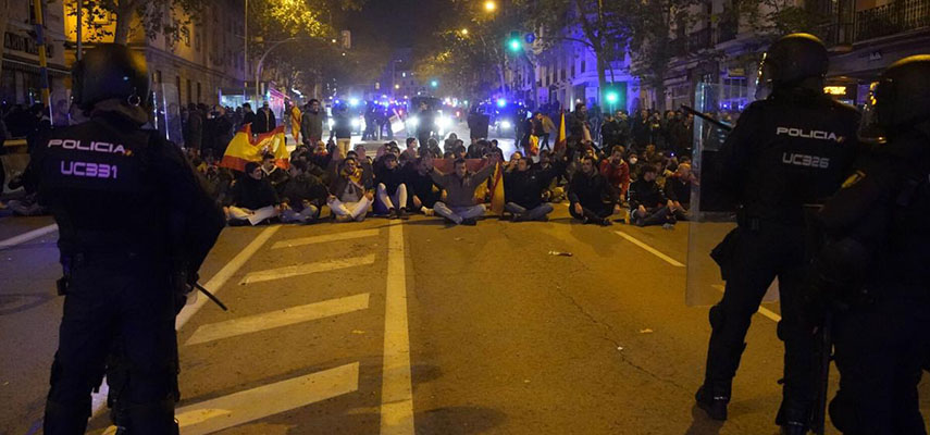 В результате новой ночи беспорядков и насилия в Мадриде 24 арестованы и семь полицейских ранены
