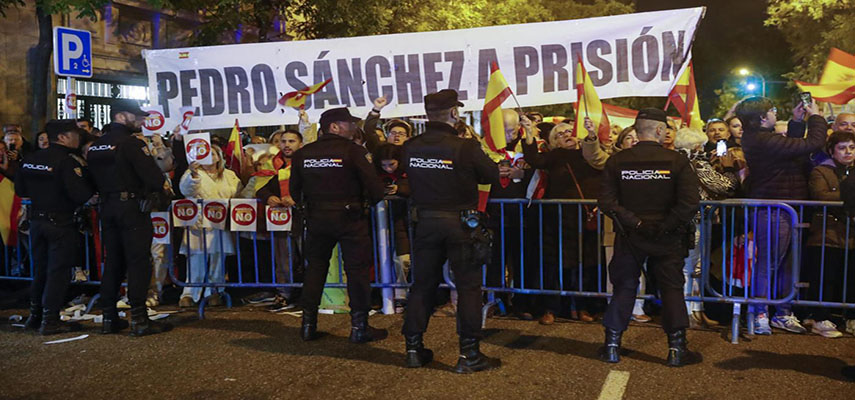 Тысячи людей протестовали в этот понедельник перед штаб-квартирами PSOE в основных испанских городах