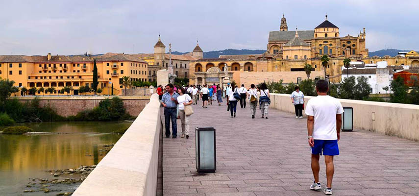 С января 2024 года правительство Андалусии будет регулировать размещение туристов