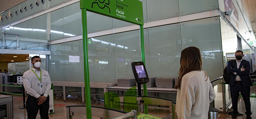 Vueling ввела распознавание лиц в некоторых аэропортах, что позволяет пассажирам садиться на борт без паспорта