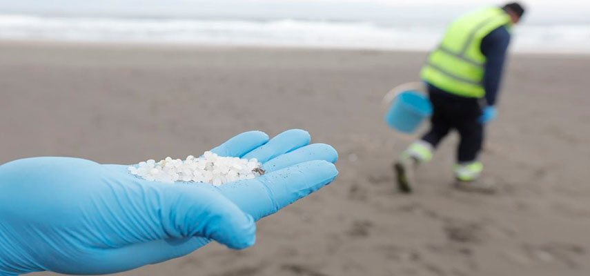 Миллионы пластиковых шариков выбросило на пляжи Испании, что грозит крупной катастрофой